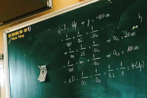Thầy giáo 'chơi lớn' dùng tiền mặt khuyến khích học sinh lên bảng gây tranh cãi dữ dội