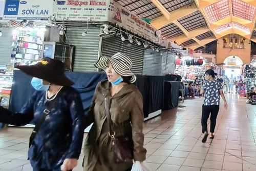 Vắng khách nước ngoài, hơn nửa số sạp chợ Bến Thành đóng cửa