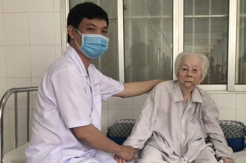 Ngã từ trên võng xuống đất, cụ bà 103 tuổi bị gãy cổ xương đùi