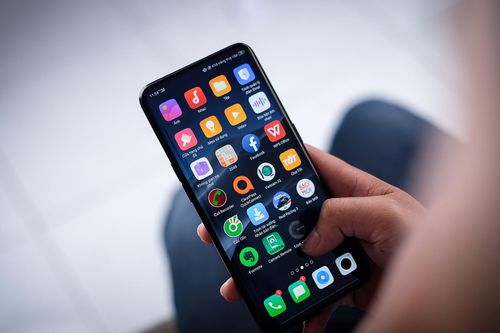 Smartphone có camera ẩn dưới màn hình đang đến gần