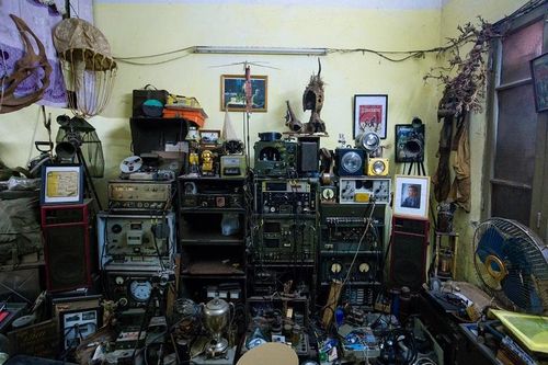 Chuyện về 'gã' trai phố cổ trót đam mê sưu tầm đồ dùng thời chiến