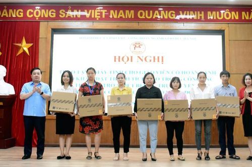 Hà Nội: Tặng máy tính cho giáo viên có hoàn cảnh khó khăn