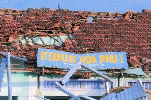 Phú Yên: Mưa dông, lốc xoáy khiến nhiều nhà dân bị tốc mái, mất điện