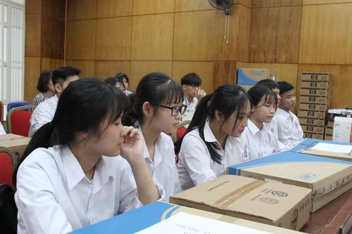 Trao tặng máy tính cho giáo viên, học sinh hoàn cảnh khó khăn