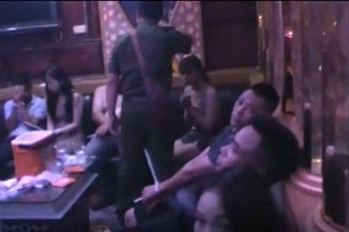 'Đột kích' quán karaoke, phát hiện hàng chục đối tượng dương tính với ma túy