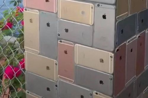 Sở thích lạ dùng iphone iPhone 6 Plus, 7 và 7 Plus làm gạch ốp tường