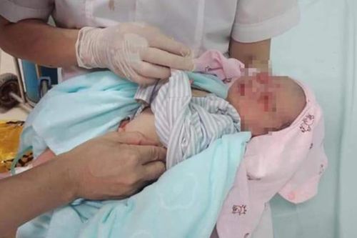 Tình trạng sức khỏe của bé trai sơ sinh bị bỏ rơi dưới hố ga