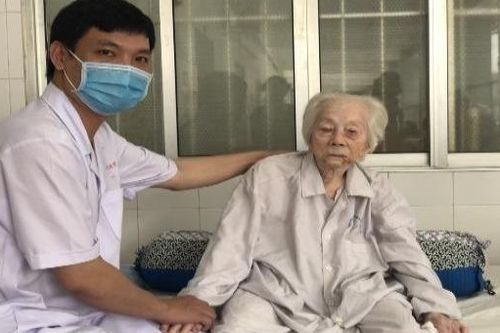 Thay khớp háng thành công cho cụ bà 103 tuổi