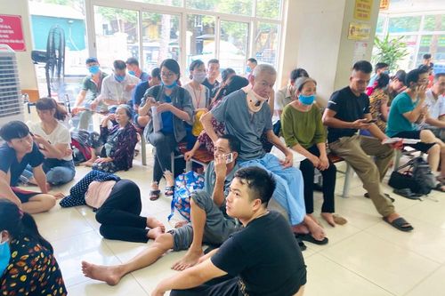 Người nhà bệnh nhân vạ vật ở hành lang bệnh viện tránh nắng nóng 40 độ