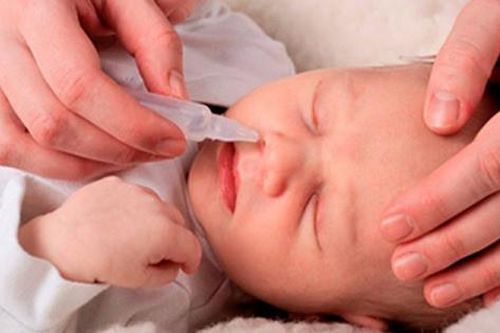 Nhầm cồn 90 độ là nước muối, mẹ nhỏ mũi cho con khiến bé 8 tháng phải lọc máu