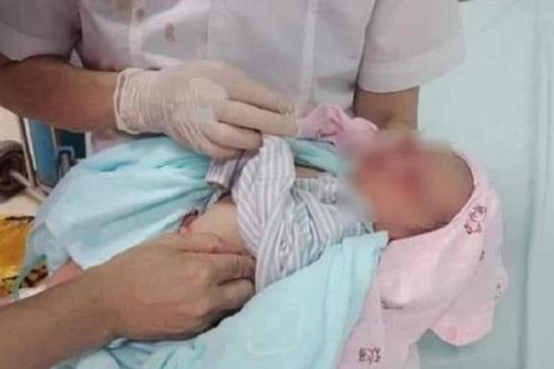 Bé sơ sinh bị bỏ rơi 3 ngày giữa trời nắng 40 độ