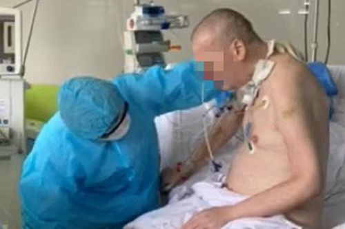 Bệnh nhân phi công đã tự cầm bút viết, cử động chân linh hoạt