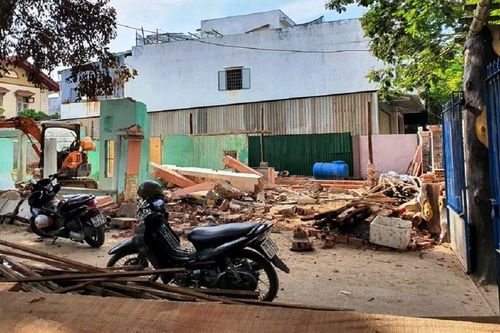 Mảng tường bê tông đổ sập khiến 2 người thương vong