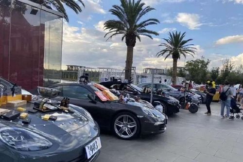Loạt siêu xe Ferrari, BMW, Bentley,… rủ nhau đi bán hàng rong tại Trung Quốc