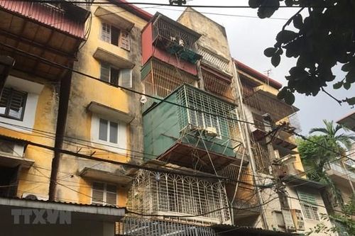 Hàng trăm chung cư cũ ở Hà Nội xuống cấp nghiêm trọng