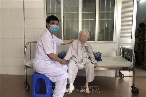 Phẫu thuật thay khớp háng thành công cho cụ bà 103 tuổi