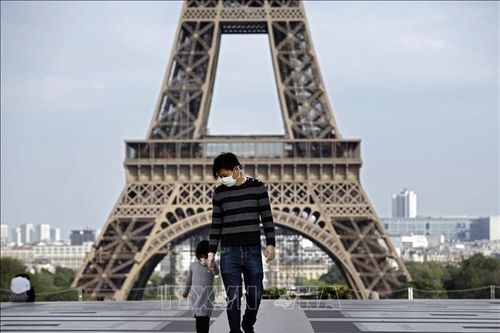Pháp mở cửa trở lại Tháp Eiffel