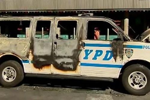 Cựu nhân viên của ông Obama chi 5,8 tỷ VND bảo lãnh cho người ném bom xăng vào xe cảnh sát