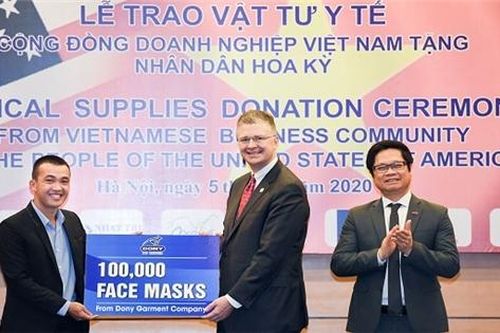 Trao tặng 1,3 triệu khẩu trang cho chính phủ Hoa Kỳ