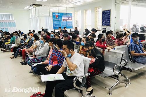 Mỗi ngày có từ 700 đến 1.000 lao động làm thủ tục nhận trợ cấp thất nghiệp