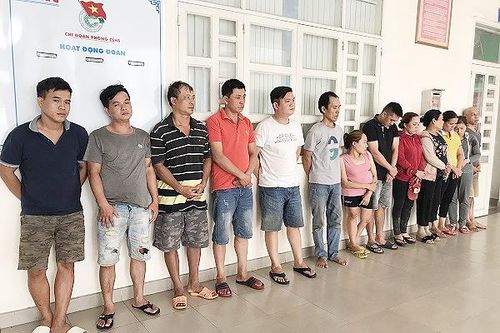 Tạm giữ hình sự 13 đối tượng đánh bạc trong rừng tràm