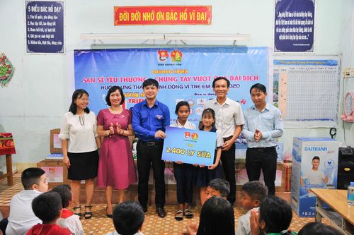 Trao các phần quà trị giá 140 triệu đồng cho học sinh khó khăn huyện Khánh Vĩnh