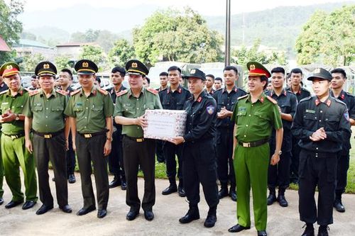 Thứ trưởng Bộ Công an Lê Quốc Hùng thăm cán bộ, chiến sỹ Tiểu đoàn Cảnh sát Cơ động số 4
