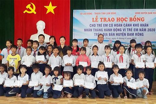 Trao 50 suất học bổng cho học sinh nghèo tại huyện Đam Rông