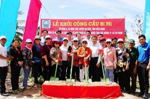 Chùa, nhóm thiện nguyện bàn giao nhà, khởi công xây cầu