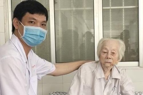 Thay khớp háng cho cụ bà 103 tuổi