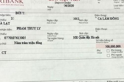 Người phụ nữ òa khóc khi chuyển 500 triệu đồng qua ngân hàng cho kẻ lừa đảo
