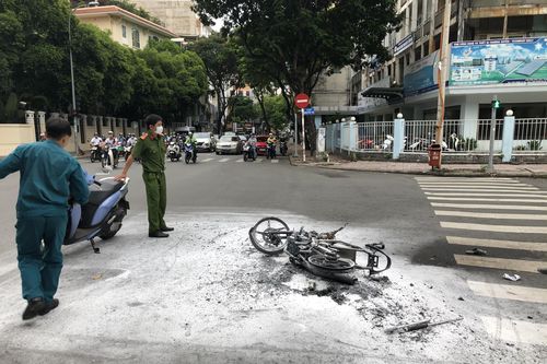 Hai đối tượng bị truy đuổi té xe bốc cháy, nghi vừa cướp giật