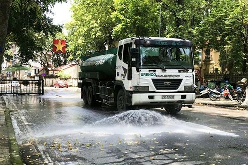 Giảm bụi, hạ nhiệt ngày nắng nóng