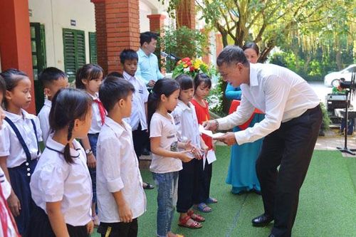 Trao học bổng cho trẻ em khuyết tật, hoàn cảnh khó khăn huyện Sóc Sơn