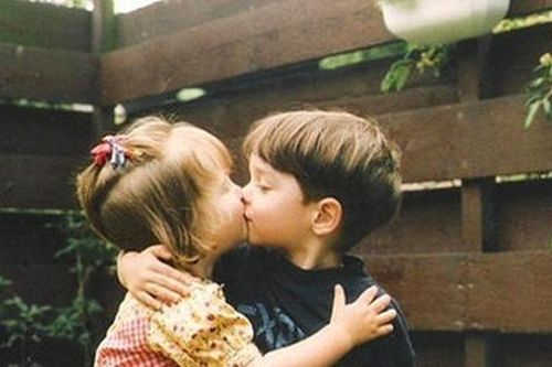 Việc cha mẹ vẫn vô tư làm hàng ngày đang kích thích trẻ làm 'người lớn' mà không hay biết