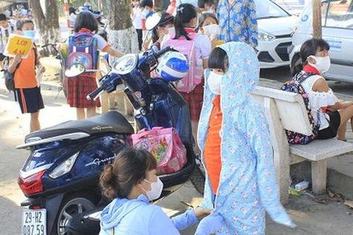 Học sinh một số trường được nghỉ học buổi chiều vì nắng nóng gay gắt