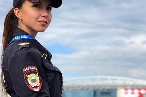 Vẻ đẹp khỏe khoắn tràn đầy năng lượng của nữ cảnh sát cùng kỵ binh