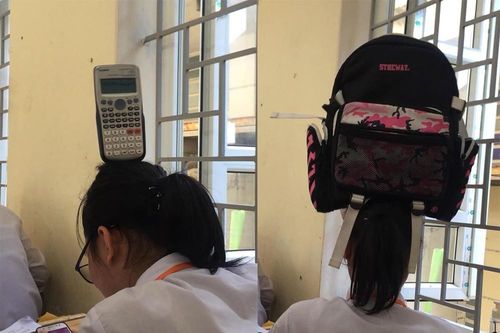 Ông trời tạo ra cơn địa chấn và cái đầu của bạn teengirl này chính là điểm nhấn!
