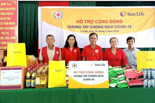 Sun Life Việt Nam trao quà cho các gia đình bị ảnh hưởng bởi Covid-19