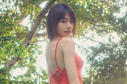 Hot girl được mệnh danh 'nữ thần' có tuổi thơ khốn khó, mồ côi cha