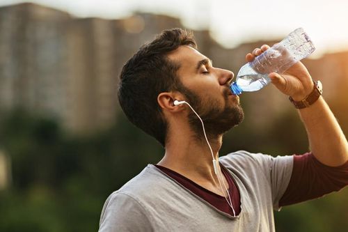 Lý do chỉ uống nước vẫn béo