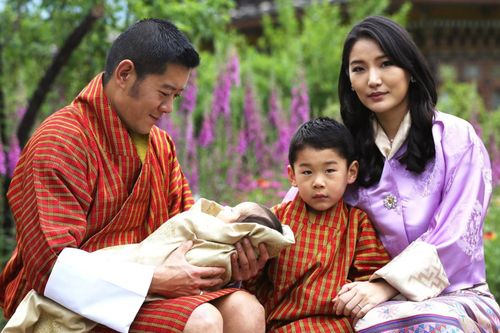 Hoàng tử Bhutan ra đồng làm ruộng, không được sinh nhật tới 20 tuổi