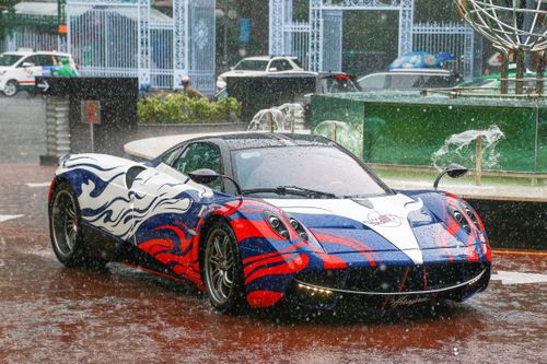Minh Nhựa lái 'thần gió' Pagani Huayra đi mua siêu SUV mới