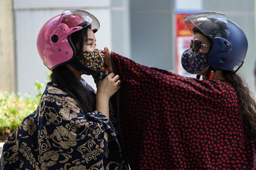 Học sinh đi, về 4 lượt mỗi ngày giữa thời tiết nắng nóng gần 40 độ C
