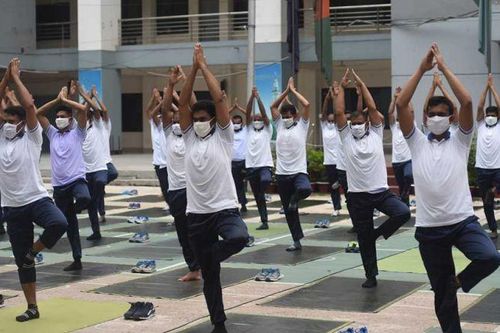 Cảnh sát Bangladesh tập yoga để chống dịch Covid-19