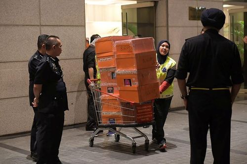Túi hàng hiệu hư hỏng khi điều tra, vợ cựu thủ tướng Malaysia bắt đền