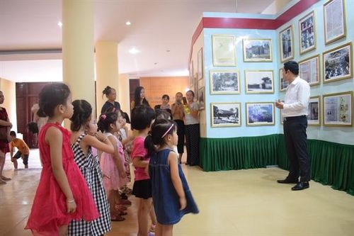 Triển lãm ảnh Chủ tịch Hồ Chí Minh với nhân dân Quảng Bình