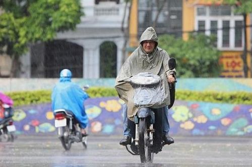 Hà Nội đón cơn mưa giải nhiệt sau những ngày nóng kỷ lục, nhiều tuyến đường bị ngập
