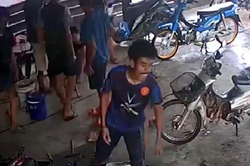 Phóng xe 'tốc độ bàn thờ', đâm vào tận tiệm sửa môtô