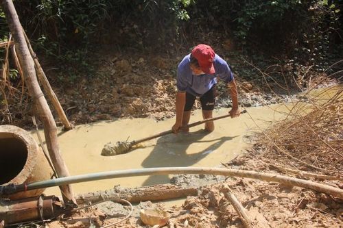 Thầy trò nhọc nhằn tìm nước sạch